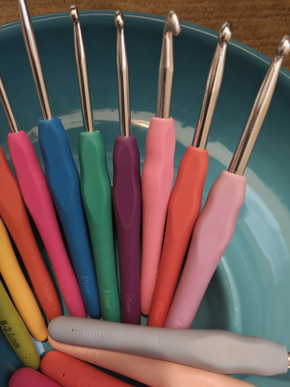Silicone Grip Multicolor 14-Piece Ergonomic Crochet Hook Set - Picture 3 of 5